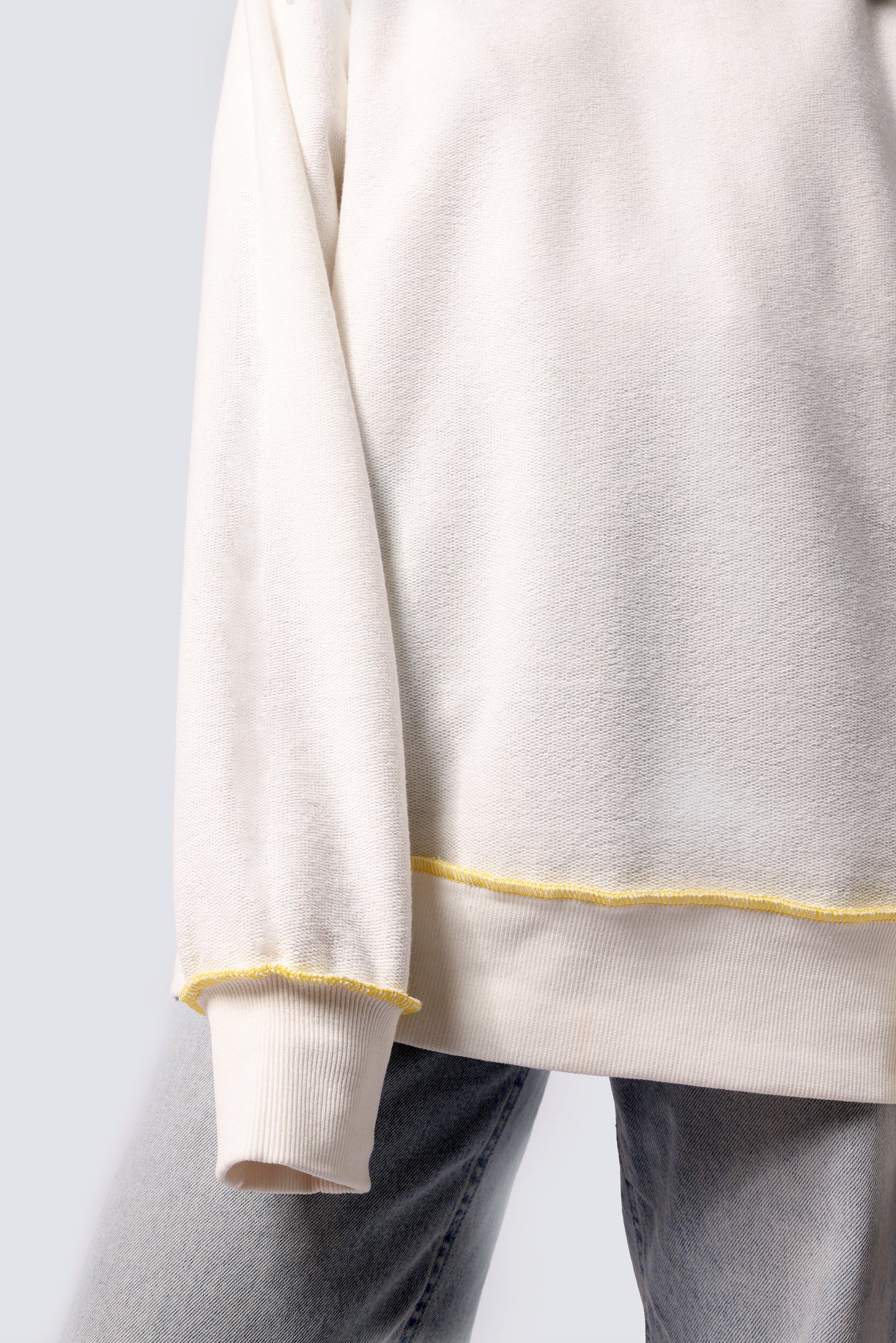 MAYSS SWEATSHIRT OFF WHITE | REVERSIBLE YELLOW STITCHING ON THE INSIDE